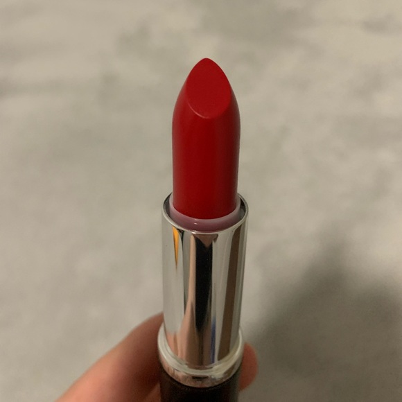 Elizabeth Arden Other - ELIZABETH ARDEN COLOUR MOISTURIZING LIPSTICK